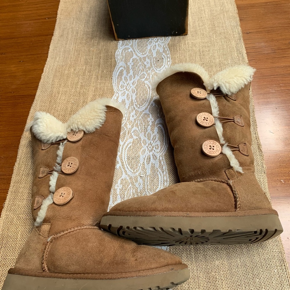 Ugg Bailey Button Boots Size 6 - Picture 2 of 15